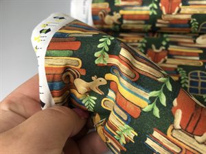 Patchwork stof - forrest fables, med skønne dyr og store bøger
